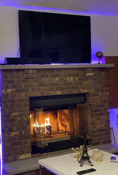 Ambiance - King Bed Cabin, Jetted-tub & Fireplace Chalet